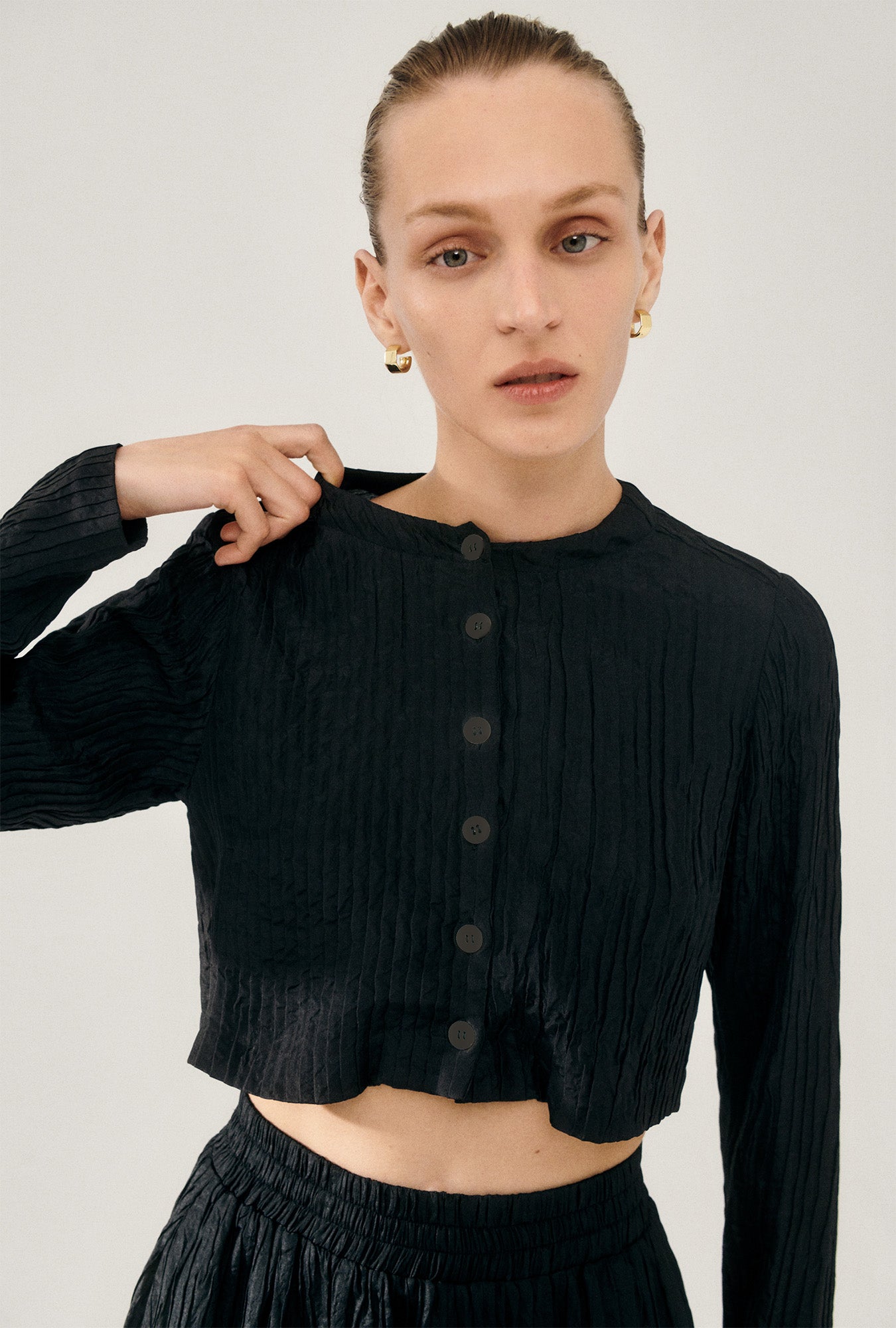 Silk Laundry | Crinkle Collarless Crop Shirt - Black