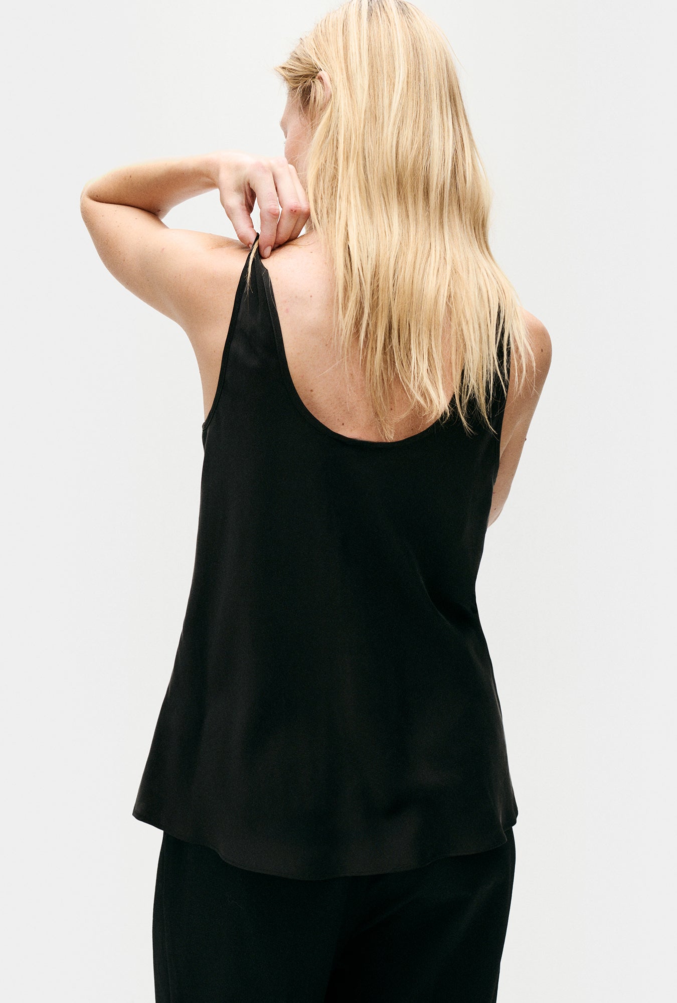 Silk Laundry | Scoop Neck Tank -Black